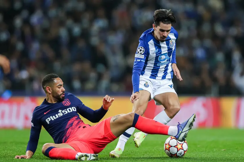 07 December 2021, Portugal, Porto: Porto's Vitor Ferreira (R) and Atletico Madrid's Matheus Cunha battle for the ball during the UEFA Champions League Group B soccer match between FC Porto and Atletico Madrid at Dragon's Stadium. Photo: Miguel Pereira/Atlantico Press via ZUMA Press/dpa.