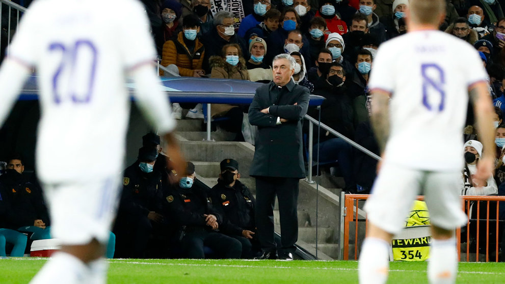 07 December 2021, Spain, Madrid: Real Madrid coach Carlo Ancelotti stands on the touchlines during the UEFA Champions League Group D soccer match between Real Madrid and Inter Milan at Santiago Bernabeu Stadium. Photo: Apo Caballero/DAX via ZUMA Press Wire/dpa.