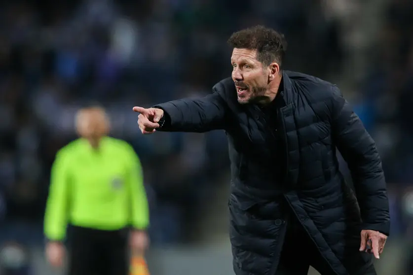 07 December 2021, Portugal, Porto: Atletico Madrid head coach Diego Simeone gestures on the touchline during the UEFA Champions League Group B soccer match between FC Porto and Atletico Madrid at Dragon's Stadium. Photo: Miguel Pereira/Atlantico Press via ZUMA Press/dpa.