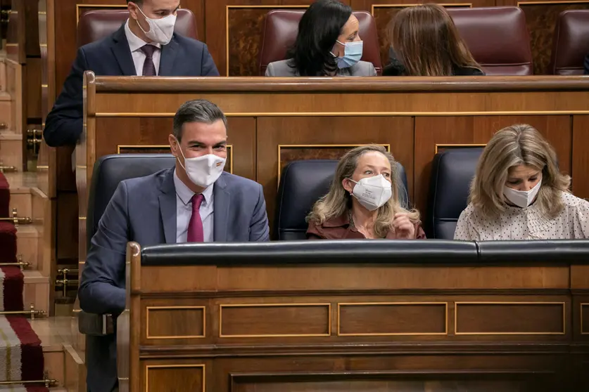 Prime Minister Pedro Sanchez (L) with Minister of Economic Affairs Nadia Calvino (C) and Minister of Employment Yolanda Diaz in Parliament. Photo: Eva Ercolanese/PSOE.