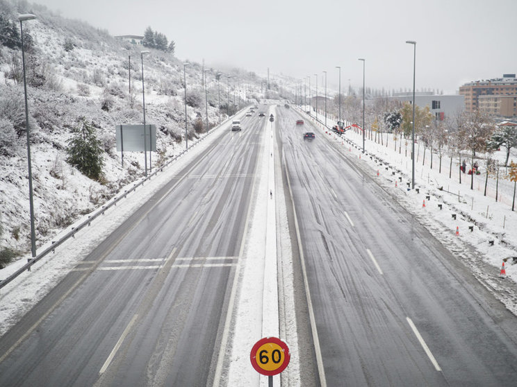 28 November 2021, Spain, Pamplona: A general view of a snowy road after a heavy snowfall. Photo: Eduardo Sanz/EUROPA PRESS/dpa.