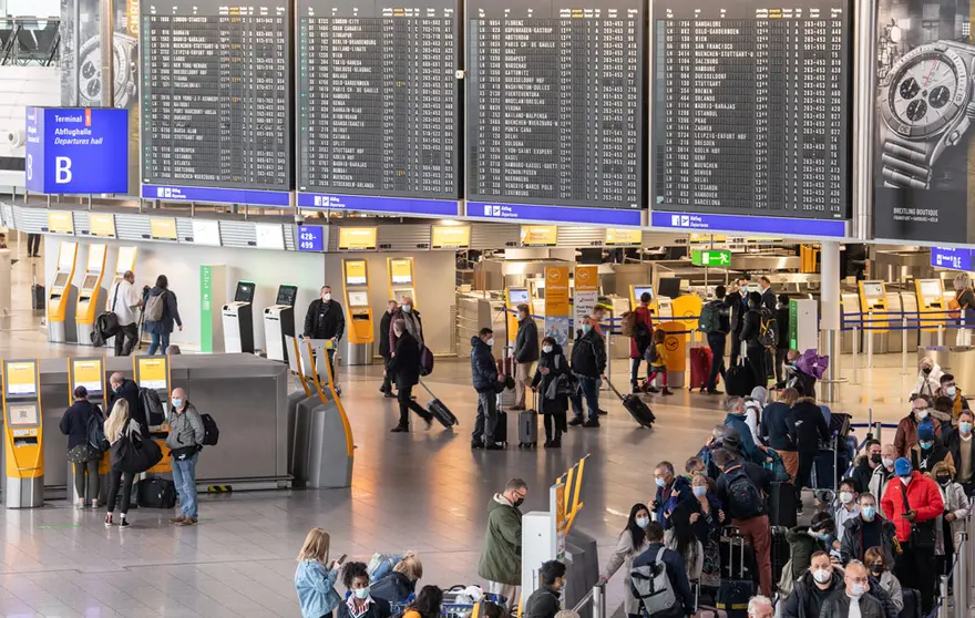 26 November 2021, Hessen, Frankfurt_Main: Passengers wait at Frankfurt Airport. German authorities announced restrictions on flights to South Africa on Friday, amid fears of a new virus variant there, even as they work to shore up its health care network amid a pandemic virus wave already infecting tens of thousands new people every day. Photo: Boris Roessler/dpa.