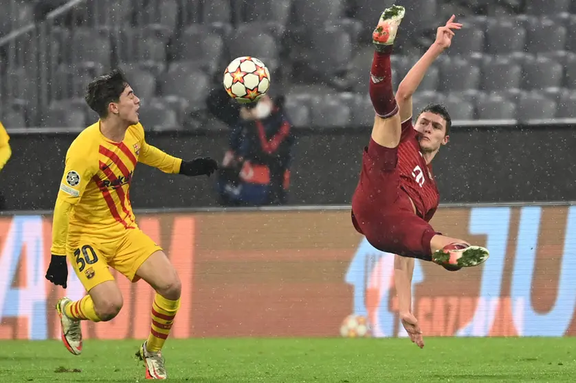 08 December 2021, Bavaria, Munich: Bayern's Benjamin Pavard (R) and Barcelona's Gavi battle for the ball during the UEFA Champions League Group E soccer match between FC Bayern Munich and FC Barcelona at Allianz Arena. Photo: Sven Hoppe/dpa.