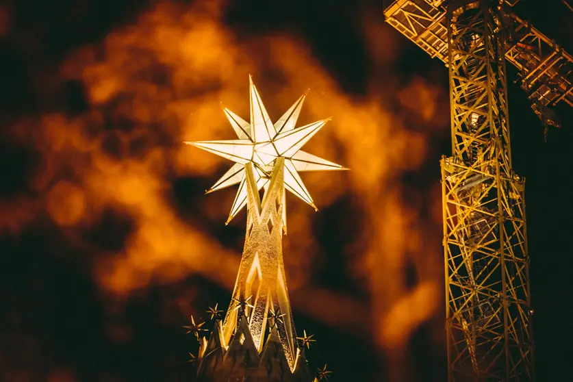 08 December 2021, Spain, Barcelona: A general view of the giant illuminated star placed atop the tower of Barcelona's Sagrada Familia. Photo: Matthias Oesterle/ZUMA Press Wire/dpa.