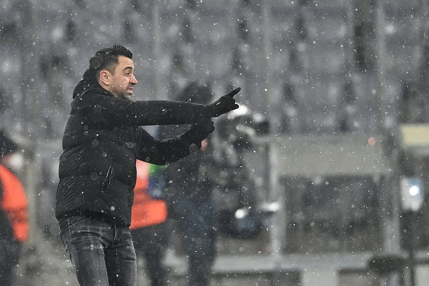 08 December 2021, Bavaria, Munich: Barcelona coach Xavi gestures on the touchline during the UEFA Champions League Group E soccer match between FC Bayern Munich and FC Barcelona at Allianz Arena. Photo: Sven Hoppe/dpa.
