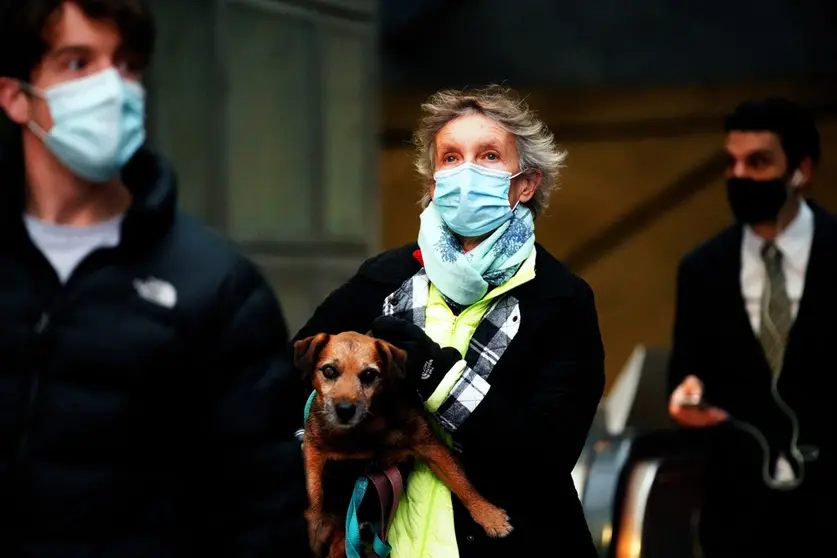 30 November 2021, United Kingdom, London: Commuters in Canary Wharf underground tube station wear face coverings as mask wearing on public transport becomes mandatory to contain the spread of the Omicron Covid-19 variant. Photo: Victoria Jones/PA Wire/dpa.