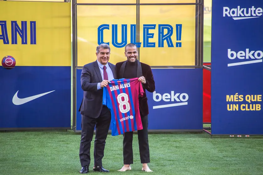 17 November 2021, Spain, Barcelona: FC Barcelona's new Brazilian player Dani Alves (R) poses with FC Barcelona's president Joan Laporta (L) during his presentation at Camp Nou Stadium. Photo: Thiago Prudencio/DAX via ZUMA Press Wire/dpa.