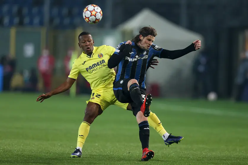 09 December 2021, Italy, Bergamo: Atalanta's Hans Hateboer (R) and Villarreal's Pervis Estupinan battle for the ball during the UEFA Champions League Group F soccer match between Atalanta BC and Villarreal CF at Gewiss Stadium. Photo: Francesco Scaccianoce/LPS via ZUMA Press Wire/dpa.