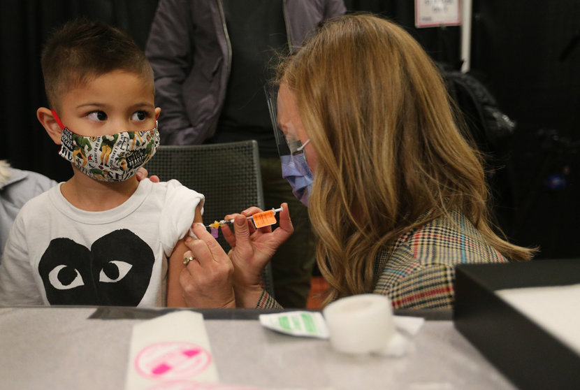 23 November 2021, Canada, Toronto: A child who is part of the Hospital for Sick Children family between the ages of 5 and 11 years of age receives the COVID-19 vaccine, at the Metro Toronto Convention Centre. Photo: Steve Russell/The Canadian Press via ZUMA/dpa.
