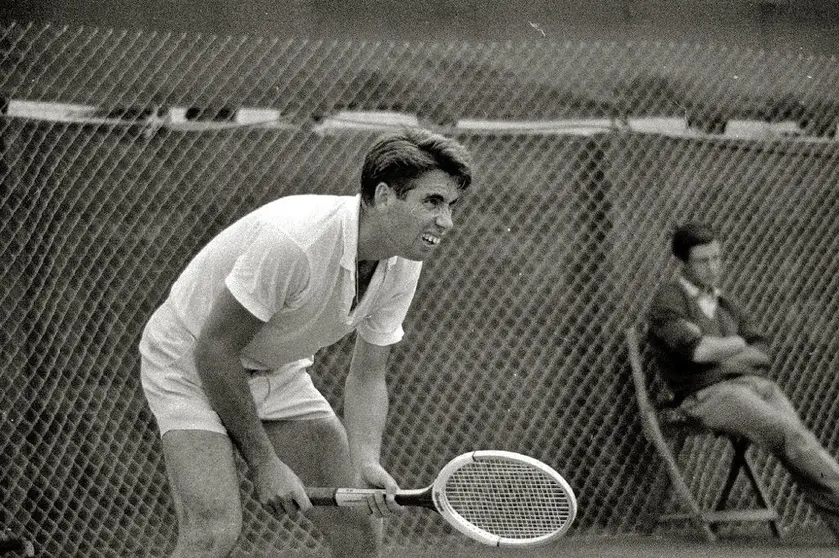 Manolo Santana during a Davis Cup match at the San Sebastián Tennis Club. Photo: Paco Marin / Kutxa Fototeka under Creative Commons License.