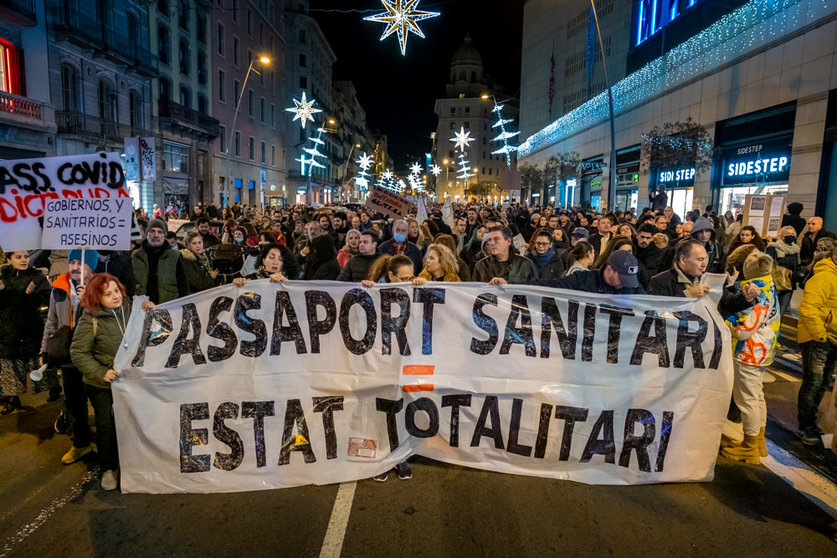 11 December 2021, Spain, Barcelona: Protesters hold a banner during a protest against the vaccination passport and the COVID-19 vaccine. Photo: Paco Freire/SOPA Images via ZUMA Press Wire/dpa.