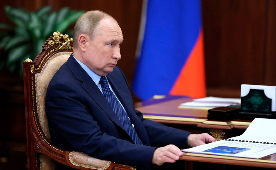 Russian President Vladimir Putin holds a face-to-face meeting with the Chairman of KAZ Minerals Oleg Novachuk, at the Kremlin, December 2, 2021 in Moscow, Russia. (Credit Image: © Mikhail Metzel/Kremlin Pool/Planet Pix via ZUMA Press Wire Photo: Mikhail Metzel/Kremlin Pool/Planet Pix via ZUMA Press Wire/dpa.