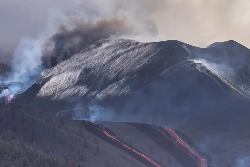 29 November 2021, Spain, La Palma: Lava flows out of the Cumbre Vieja volcano through Los Llanos. Photo: -/EUROPA PRESS/dpa.