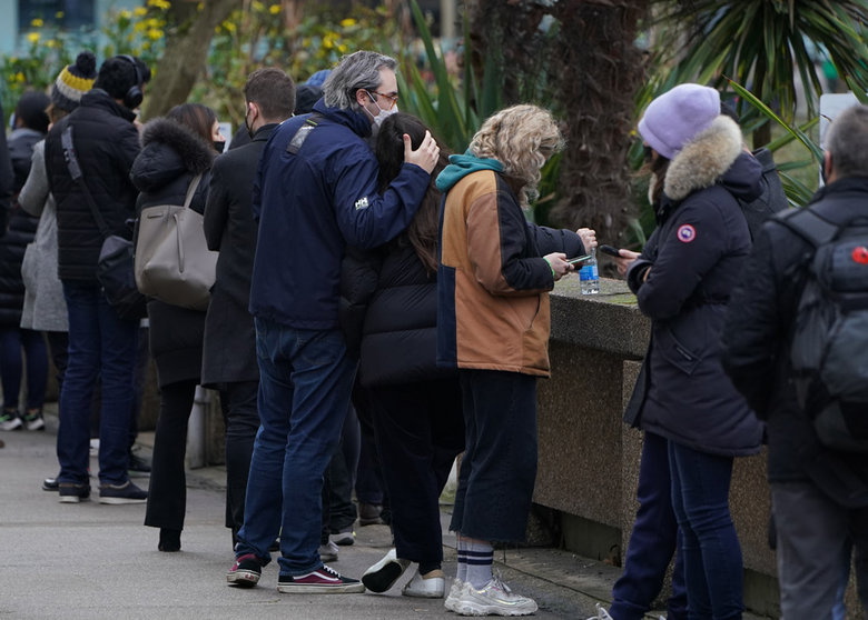 13 December 2021, United Kingdom, Sevenoaks: People queue in front of St Thomas' Hospital before receiving their booster jabs. Everyone over 18 in England will be offered booster jabs as of this week, Prime Minister Boris Johnson said on Sunday night, as he declared an Omicron emergency. Photo: Kirsty O'connor/PA Wire/dpa.