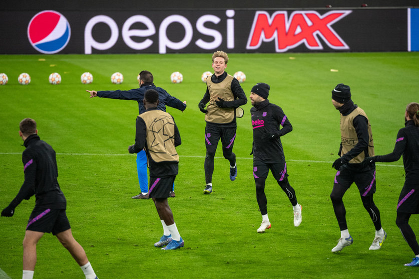 07 December 2021, Bavaria, Munich: Barcelona players take part in a training session for the team at the Allianz Arena ahead of Wednesday's UEFA Champions League Group E soccer match against Bayern Munich. Photo: Matthias Balk/dpa.