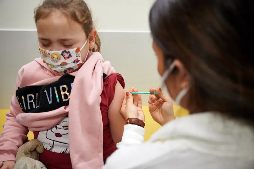 13 December 2021, North Rhine-Westphalia, Plettenberg: Vienne Durieux (7) receives a Biontech anti-coronavirus vaccine at the practice office of pediatrician Michael Achenbach. Photo: Bernd Thissen/dpa - ACHTUNG: Nur zur redaktionellen Verwendung im Zusammenhang mit der aktuellen Berichterstattung, nur mit vollständiger Nennung des vorstehenden Credits und Verwendung nur im vollen Format..