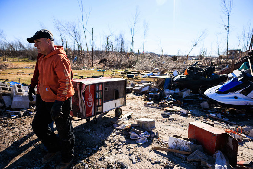 December 12, 2021, Dawson Springs, United States: A Coke machine is removed from a home of a man who died after a tornado tore through rural Kentucky.. Multiple tornadoes touched down in several midwestern states late Friday evening causing widespread destruction and leaving an estimated 70-plus people dead. (Credit Image: © Jeremy Hogan/SOPA Images via ZUMA Press Wire Photo: Jeremy Hogan/SOPA Images via ZUMA Press Wire/dpa