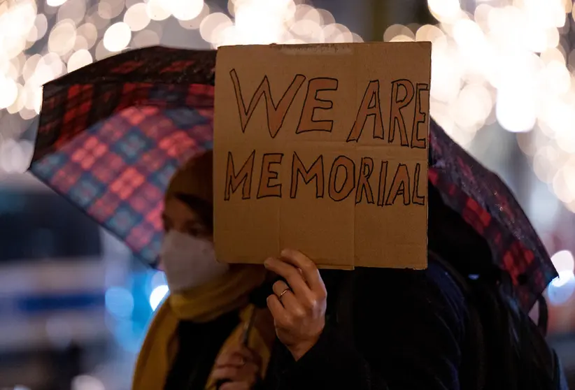 13 December 2021, Berlin: A participant in the rally against the threatened dissolution of the Russian human rights organization Memorial holds up a sign with the inscription "Wie are Memorial" in front of the Russian embassy. The organization, which was founded in the late 1980s, works, among other things, for political prisoners and for the reappraisal of Stalinist and Nazi crimes in the former Soviet Union. Photo: Monika Skolimowska/dpa-Zentralbild/dpa.