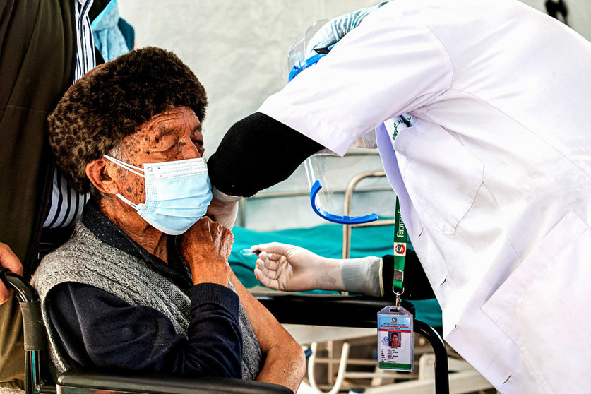 15 November 2021, Nepal, Kathmandu: An elderly man receives a dose of the anti-coronavirus vaccine Pfizer-BioNTech at the Civil hospital during a vaccination campaign targting the children aged above 17 years and chronically ill people by Pfizer vaccine which was provided by the US government to Nepal through COVAX facility. Photo: Dipendra Rokka/SOPA Images via ZUMA Press Wire/dpa.