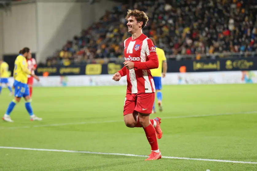 28 November 2021, Spain, Cadiz: Atletico Madrid's Antoine Griezmann celebrates scoring his side's second goal during the Spanish La Liga soccer match between Cadiz CF and Atletico Madrid at Nuevo Mirandilla Stadium. Photo: Jose Luis Contreras/DAX via ZUMA Press Wire/dpa.