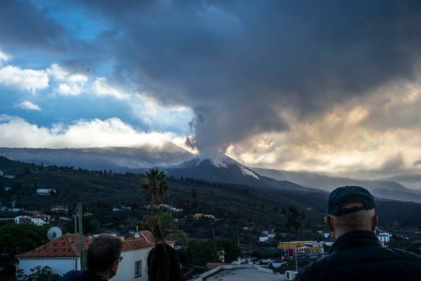 12 December 2021, Spain, La Palma: A group of people watch the eruption of the Cumbre Vieja volcano. Flights were interrupted to La Palma in the Canary Islands on Tuesday due to an ongoing volcanic eruption. Photo: Delmi Álvarez/EUROPA PRESS/dpa.