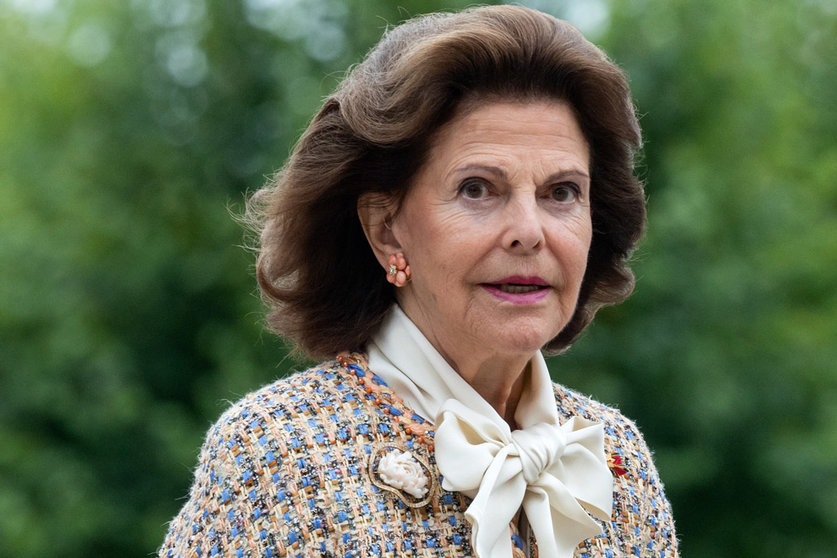 FILED - 08 September 2021, Sweden, Stockholm: Queen Silvia of Sweden and Elke Buedenbender (not pictured), wife of German President Frank-Walter Steinmeier, walk from Drottningholm Palace to the Drottningholm Theatre. Queen Silvia has cancelled a trip to see the World Expo in Dubai due to a cold. Photo: Bernd von Jutrczenka/dpa.