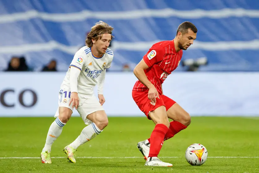 28 November 2021, Spain, Madrid: Sevilla's Joan Jordan (R) and Real Madrid's Luka Modric battle for the ball during the Spanish La Liga soccer match between Real Madrid and Sevilla FC at Santiago Bernabeu Stadium. Photo: -/DAX via ZUMA Press Wire/dpa.