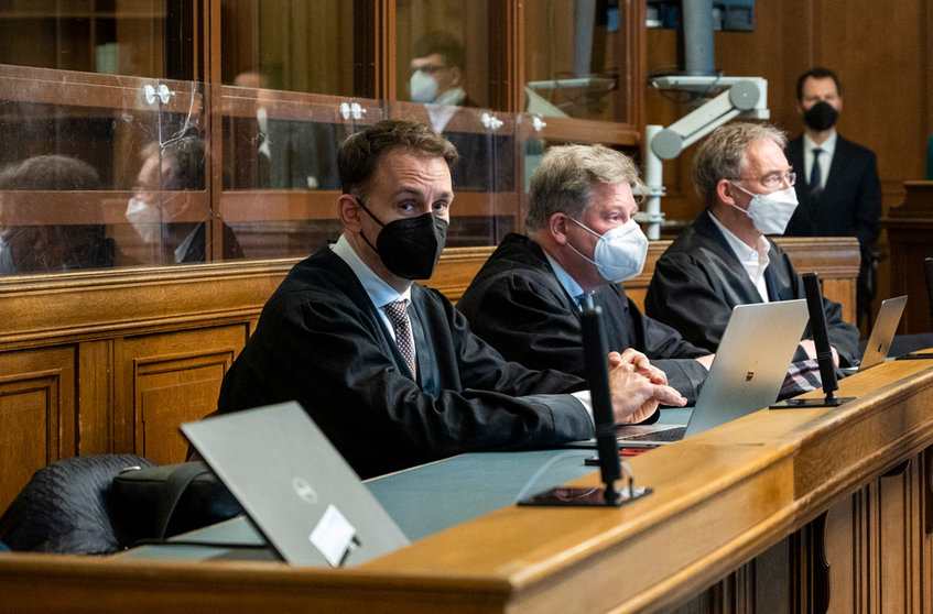 15 December 2021, Berlin: The defendant's lawyers, Christian Koch (l-r), Ingmar Pauli and Robert Unger sit in the courtroom at the "Tiergarten murder" trial. More than two years after the fatal shooting of a Georgian of Chechen descent in the middle of Berlin, a 56-year-old Russian has been sentenced to life in prison. Photo: Christophe Gateau/dpa Pool/dpa.