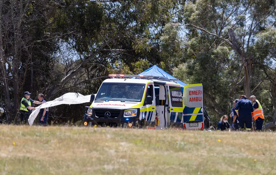 Emergency services personnel on scene at Hillcrest Primary School in Devonport, Tasmania, Thursday, December 16, 2021. Several children have suffered serious injuries in northwest Tasmania after falling about 10 metres from a jumping castle that was blown into the air. (AAP Image/Grant Wells) NO ARCHIVING Photo: Grant Wells/AAP/dpa.