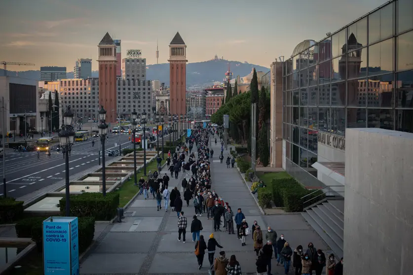 15 December 2021, Spain, Barcelona: People queue in front of the vaccination center installed at the Fira de Barcelona before receiving their Coronavirus vaccine booster dose. Photo: David Zorrakino/EUROPA PRESS/dpa.