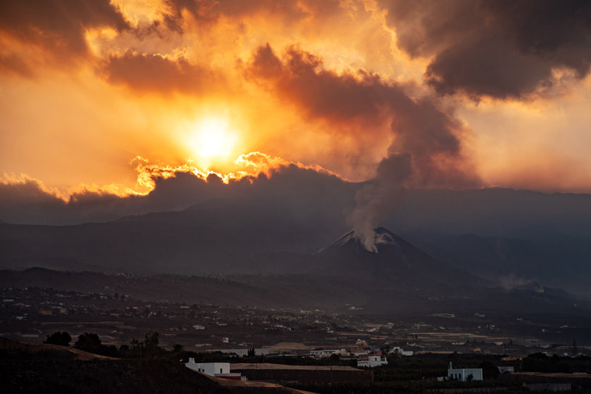 16 November 2021, Spain, La Palma: The Cumbre Vieja volcano spews ash clouds. Lava from the La Palma volcano has already covered more than a 1,000 hectares of land since its eruption on 19 September 2021. Photo: Kike Rincón/EUROPA PRESS/dpa
