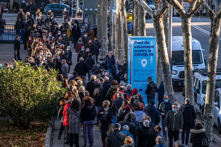 15 December 2021, Spain, Barcelona: People queue in front of the vaccination center installed at the Fira de Barcelona before receiving their Coronavirus vaccine booster dose. Photo: Paco Freire/SOPA Images via ZUMA Press Wire/dpa.