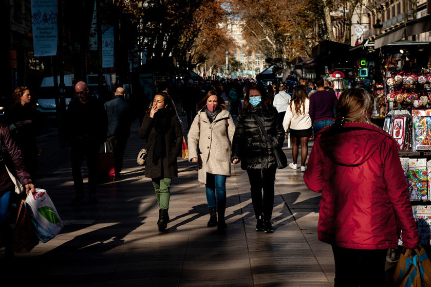 17 December 2021, Spain, Barcelona: People walk along La Rambla in Barcelona. The new Omicron variant of the coronavirus is spreading rapidly in Spain, one of Europe's most popular tourist destinations. Photo: Jordi Boixareu/ZUMA Press Wire/dpa.