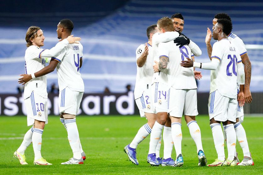 07 December 2021, Spain, Madrid: Real Madrid's Toni Kroos (C) celebrates scoring his side's first goal of the game with his teammates during the UEFA Champions League Group D soccer match between Real Madrid and Inter Milan at Santiago Bernabeu Stadium. Photo: Apo Caballero/DAX via ZUMA Press Wire/dpa.