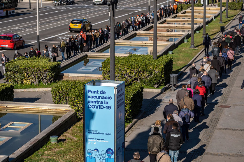 15 December 2021, Spain, Barcelona: People queue in front of the vaccination center installed at the Fira de Barcelona before receiving their Coronavirus vaccine booster dose. Photo: Paco Freire/SOPA Images via ZUMA Press Wire/dpa.