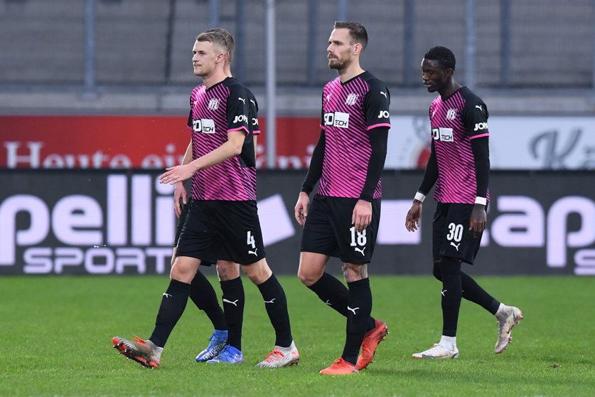 19 December 2021, North Rhine-Westphalia, Duisburg: Osnabrueck's Aaron Opoku (R) leaves the stadium with teammates after racist insults from the stands during the German third Liga soccer match between MSV Duisburg and VfL Osnabrueck at Schauinsland-Reisen Arena. Photo: Revierfoto/dpa.