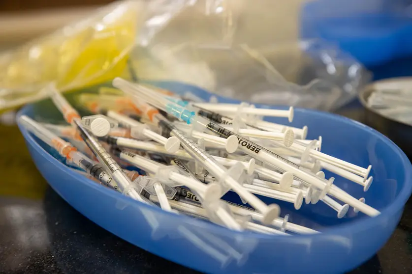 Empty and still unused syringes lie in a tray, which are to be used to inoculate the Moderna mRNA vaccine in the State Art Collections in Dresden. In Saxony, the vaccination rate is the lowest in Germany. Photo: Daniel Schäfer/dpa-Zentralbild/dpa.