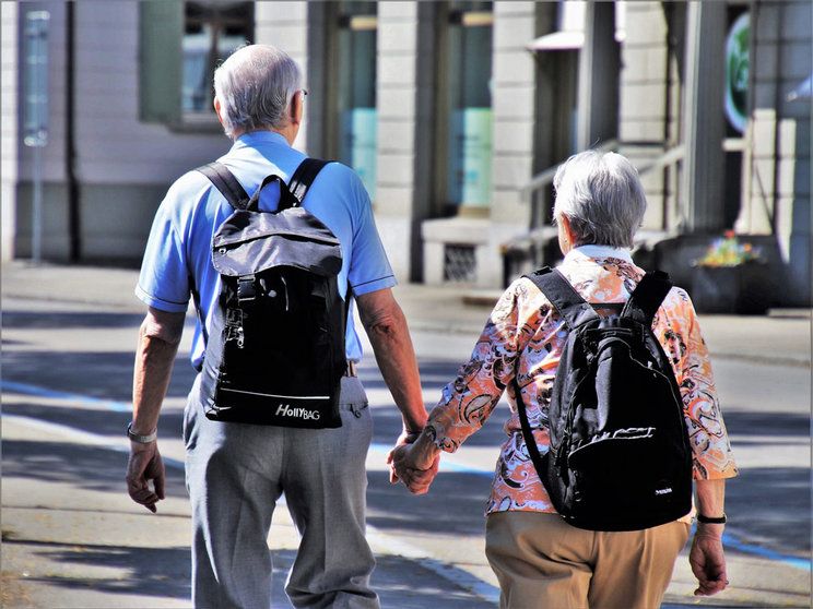 A retired tourist couple, sightseeing. Photo: Pixabay.