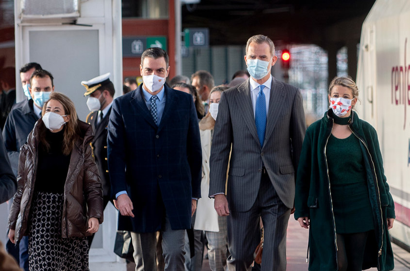20 December 2021, Spain, Madrid: (L-R) Spanish Minister of Transport Raquel Ssnchez, Prime Minister Pedro Sanchez, King of Spain Felipe VI, and the Second Vice-President and Minister of Labour and Social Economy Yolanda Diaz, arrive to attend the official inauguration of the AVE line that will connect the capital with Galicia region. Photo: Alberto Ortega/EUROPA PRESS/dpa.