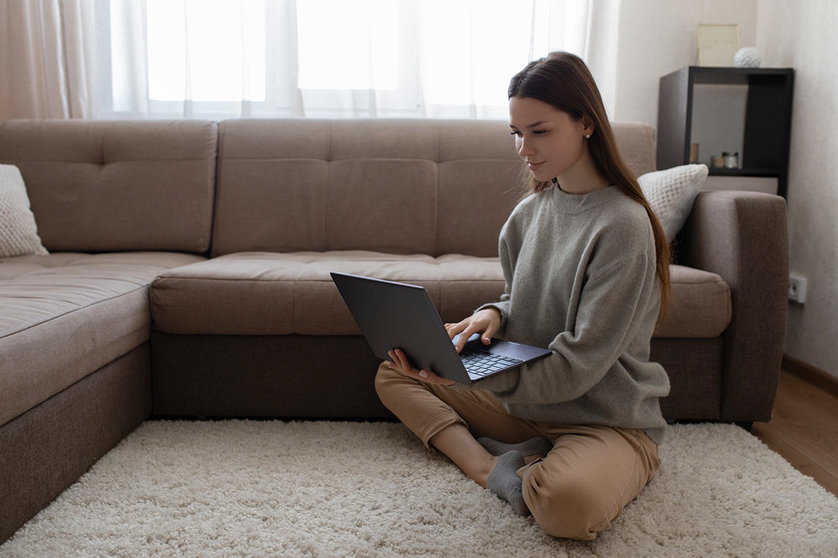 Woman entrepreneur laptop remote work by Pixabay.