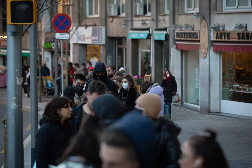 20 December 2021, Spain, Barcelona: People queue in front of at the SEMAT Healthcare Centre as they wait their turn to be tested for coronavirus. Photo: David Zorrakino/EUROPA PRESS/dpa.