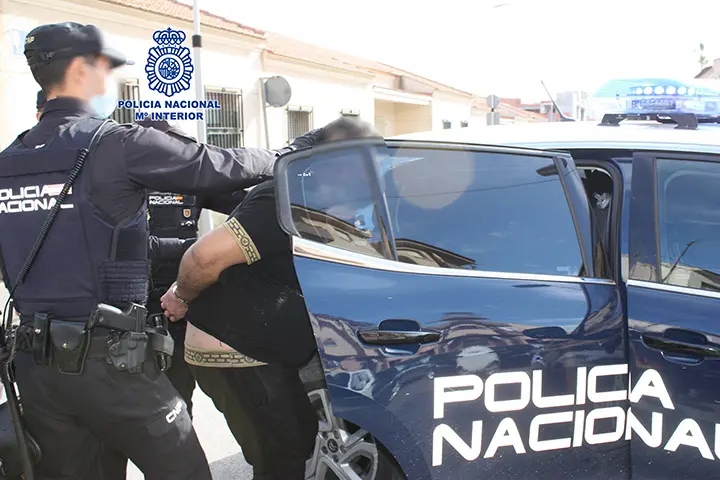 One of the two drug trafficking suspects arrested in Murcia is put into a police car. Photo: Policia Nacional.