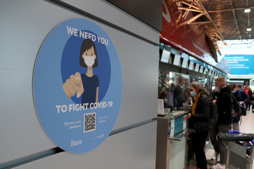 FILED - A Corona warning sign "We Need You" hangs at Humberto Delgado International Airport. In Portugal, the emergency status with new restrictions and test rules has been in effect again since Wednesday, December 1st, 2021 due to increasing corona numbers. Photo: Pedro Fiuza / ZUMA Press Wire / dpa.