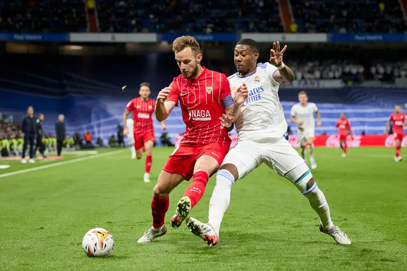 28 November 2021, Spain, Madrid: Sevilla's Ivan Rakitic (L) and Real Madrid's David Alaba battle for the ball during the Spanish La Liga soccer match between Real Madrid and Sevilla FC at Santiago Bernabeu Stadium. Photo: Ruben Albarran/ZUMA Press Wire/dpa.