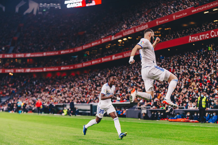 23 December 2021, Spain, Bilbao: Real Madrid's Karim Benzema (R) celebrates scoring a goal for his side's with his teammate and Vinicius Junior during the Spanish La Liga soccer match between Athletic Club and Real Madrid at San Mames Stadium. Photo: Edu Del Fresno/ZUMA Press Wire/dpa.