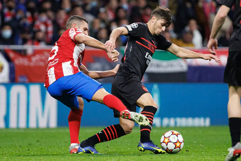 24 November 2021, Spain, Madrid: Atletico Madrid's Koke (L) and AC Milan's Brahim Diaz battle for the ball during the UEFA Champions League Group B soccer match between Atletico Madrid and AC Milan at Wanda Metropolitano Stadium. Photo: -/Indira/DAX via ZUMA Press Wire)/dpa.