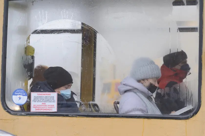 16 December 2021, Ukraine, Lviv: People sit in a tram in downtown the city of Lviv. Photo: Mykola Tys/SOPA Images via ZUMA Press Wire/dpa.