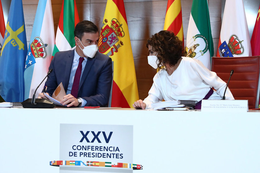 Prime Minister Pedro Sánchez (L) and Minister of Finance Maria Jesus Montero during the Conference of Regional Presidents held on Thursday by videoconference in the Senate. Photo: La Moncloa.