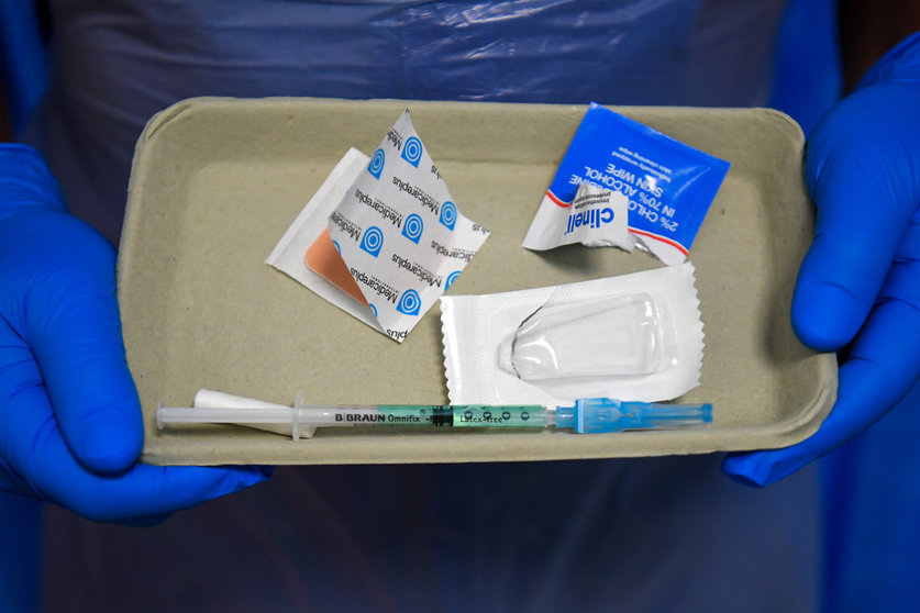 FILED - A syringe with the Novavax vaccine lies in a cardboard tray in the Royal Free Hospital. (to dpa “Corona vaccine from Novavax is almost 90 percent effective”) Photo: Kirsty O'connor / PA Wire / dpa.