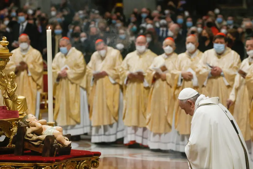 24 December 2021, Vatican, Vatican City: Pope Francis leads the Christmas Holy Mass in Saint Peter's Basilica. Photo: Fabio Frustaci/ANSA via ZUMA Press/dpa.